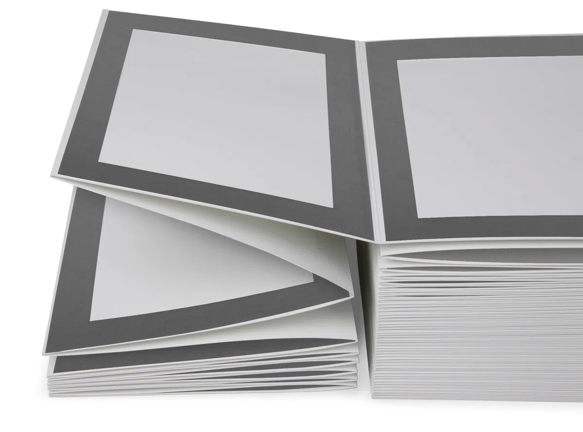 100er Leinen-Leporello 15x21 cm, Offset weiß/Leinen grau, Passepartout für Fotos im Format 13x18 cm, Ziehharmonika Bildercollage Hochzeit