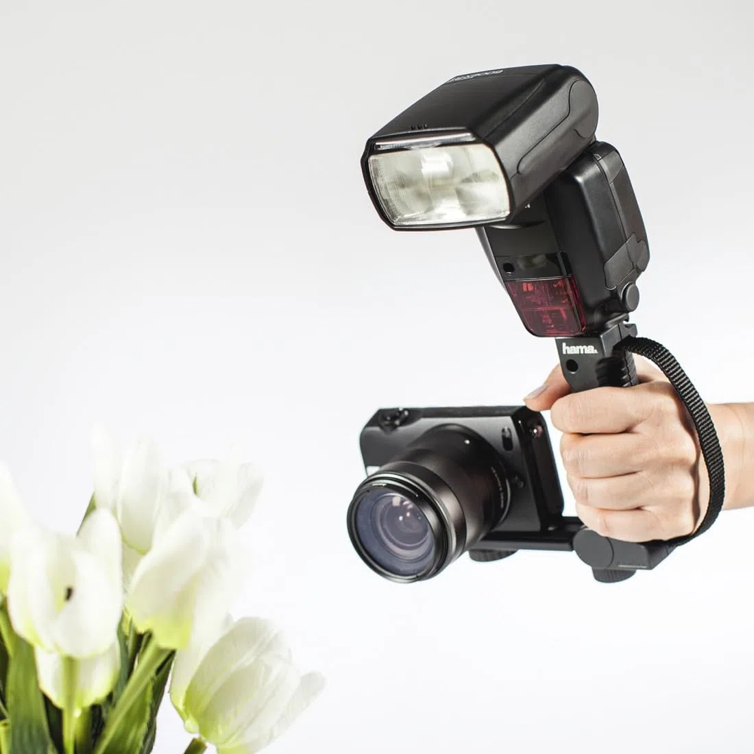 Hama Klappbare Blitzschiene für Foto-/Videokameras mit Stativgewinde, Mit Handgriff und -schlaufe, 34 mm x 190 mm, Schwarz