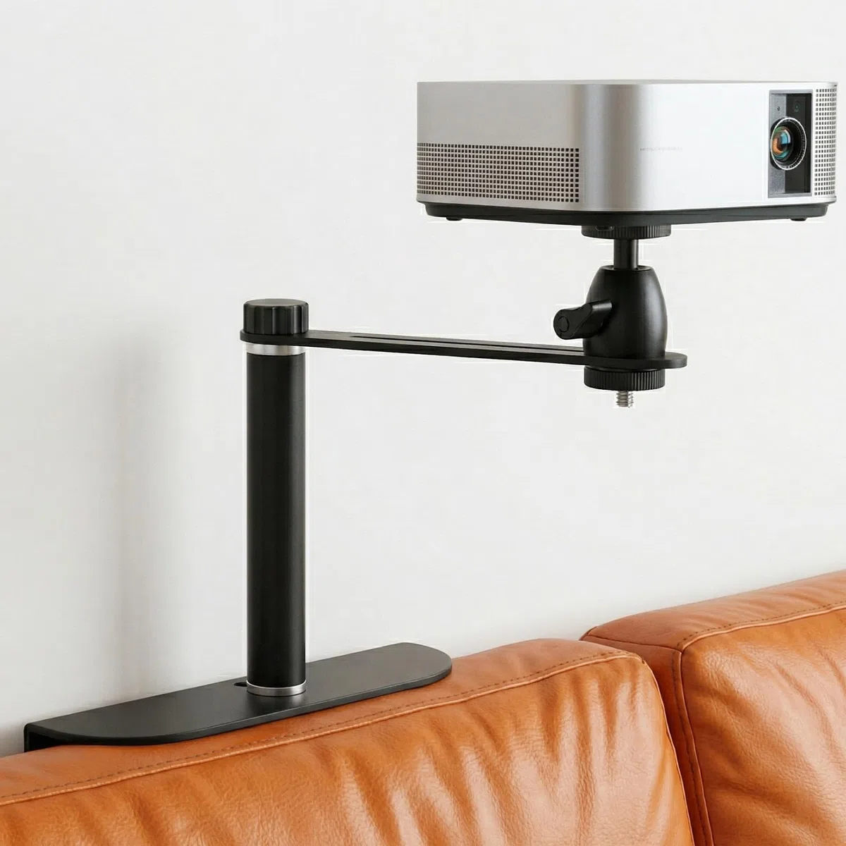 Beamer Ständer für Bett & Sofa, Projektorhalterung ohne Bohren – Verbesserte Stabilität Beamer Halterung Wand/Nachttisch, Stabil Stahl Beamer Wandhalterung für Schlafzimmer & Wohnzimmer (Höhe 10cm)