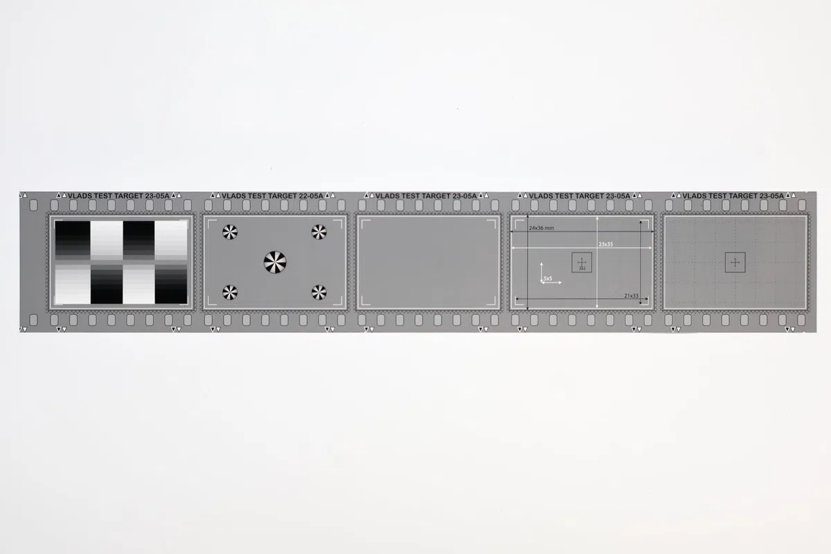 Neue 35-mm-Fokussierungs- und Ausrichtungshilfe für DSLR/spiegelloses Filmscannen. Digitalisieren Sie Ihre unbezahlbaren Farben & S/W-Negative und Dias mit höchster Schärfe und Treue