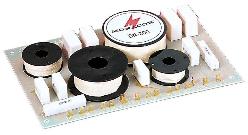 MONACOR DN-200 3-Wege-Weiche 8 ohm, Hochwertige Bauteile, Belastbarkeit 400W für den Innenbereich mit Luftspulen und Folienkondensatoren gefertigt